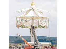 Payung Raksasa Setinggi 45 Meter Mulai Dipasang di Masjidil Haram