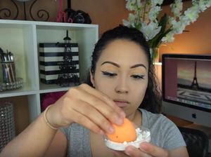 Beragam Trik Aneh Vlogger Kecantikan, Pakai Tepung Maizena Sampai Pembalut