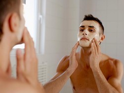 Perawatan Wajah Pria yang Wajib Digunakan: Toner Hingga Serum