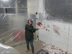 Kafe Ini Sediakan Ruang Bagi Pengunjung untuk Bebas Memecahkan Piring