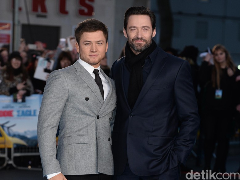 Taron Egerton dan Hugh Jackman. Foto: Jeff Spicer/Getty Images