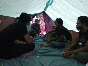 Simpatisan Partai Sambangi Aksi Mogok Makan Warga yang Tolak Tambang Emas