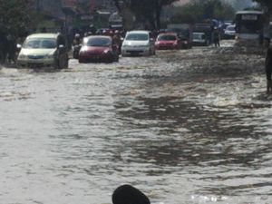 Banjir Kembali Sergap Jalan Rancaekek Depan Kahatex, Kendaraan Mengular