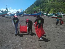 Duta Wisata Jember Bersih-bersih Teluk Love Wujud Peduli Wisata