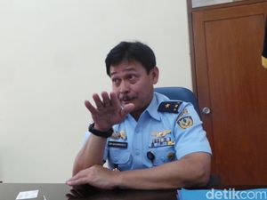 Penerjun Payung Tewas di Halim Menghantam Perumahan TNI AU