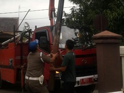 Tak Berizin, 20 Tiang di Trotoar Dibongkar Tim Gabungan Purwakarta