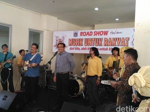 Di Depan Wagub Djarot, Eks Warga Kampung Pulo Cerita Soal Relokasi Lewat Lagu