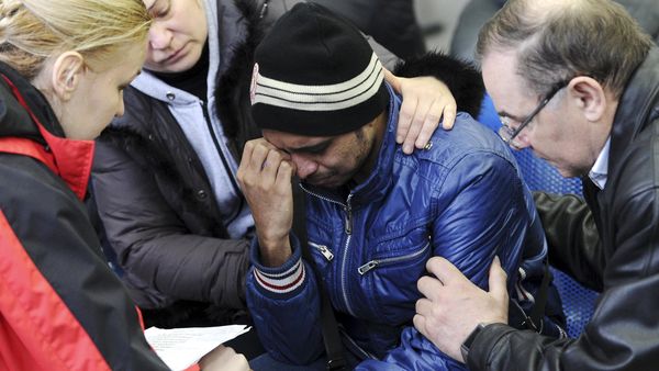 Raut Kesedihan Keluarga Penumpang Flydubai