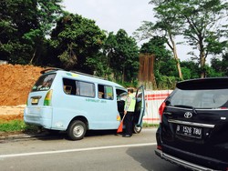 Mikrolet Tabrak Pagar Proyek LRT, Tol Jagorawi Arah Jakarta Macet