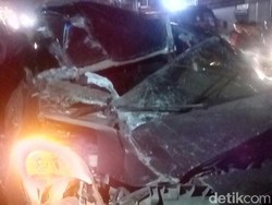 Tabrak Truk di Jalan Alternatif Cibubur, Yaris Ringsek di Bagian Depan