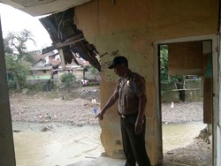 Sebuah Rumah di Bogor Rusak Akibat Tergerus Aliran Sungai Cisadane