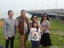 Saat SBY Berakhir Pekan Bersama Cucu di Jembatan Suramadu