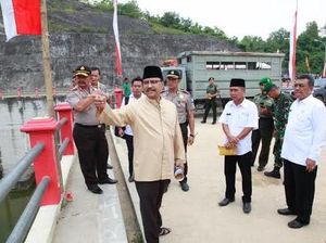 Gus Ipul Tinjau Waduk Nipah sebelum Diresmikan Presiden Jokowi