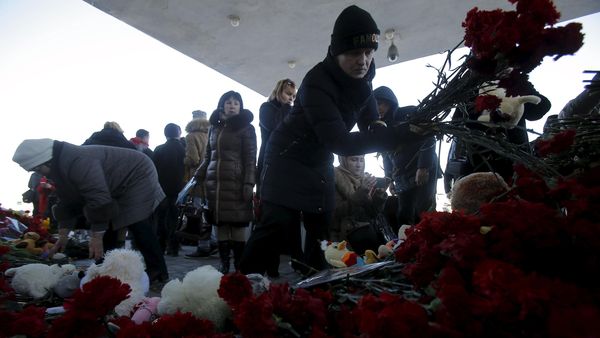 Bunga dan Doa untuk Korban Jatuhnya FlyDubai