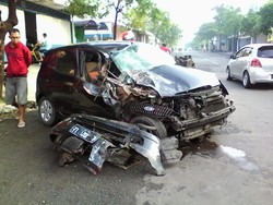 Setelah Tabrak Picanto, Bus Kota Tabrak 6 Mobil yang Dipajang di Showroom