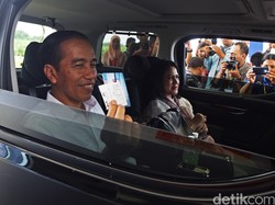 Jokowi Bagikan Kartu Sakti di Dusun Kalimantan Barat