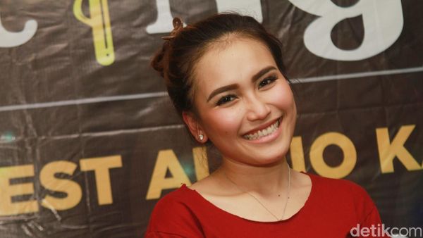 Ayu Ting Ting Buka Karaoke di Kelapa Gading