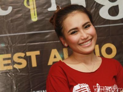 Ayu Ting Ting Buka Karaoke di Kelapa Gading