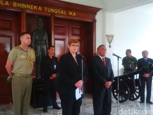 Menhan Australia Serahkan Buku Putih Pertahanan ke Indonesia