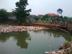 Sampah di Cikapundung Dihanyutkan, Warga: Kalau Diangkat, Siapa yang Mau Angkut?