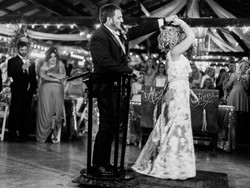 Berkat Implan Elektrik, Pria Lumpuh Ini Bisa Berjalan di Pesta Pernikahannya