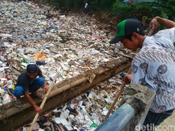 Warga Berjibaku Atasi Horor Sampah di Cikapundung, Begini Perjuangannya