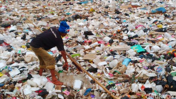 Sampah Menumpuk di Sungai Cikapundung