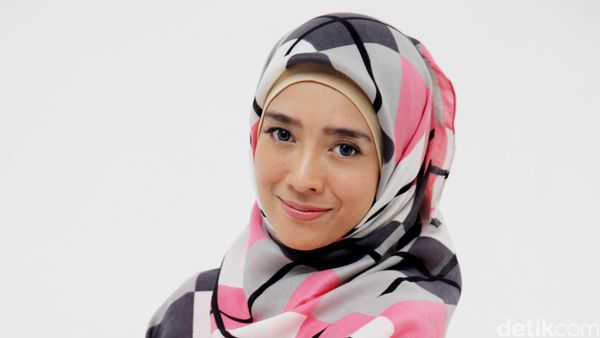 Dea Ananda Tampil Berhijab