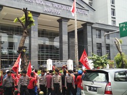 Kawal Sidang Perdana 26 Aktivis Buruh, Massa Berorasi di Depan PN Jakpus