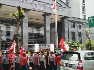 Kawal Sidang Perdana 26 Aktivis Buruh, Massa Berorasi di Depan PN Jakpus Kawal Sidang Perdana 26 Aktivis Buruh, Massa Berorasi di Depan PN Jakpus