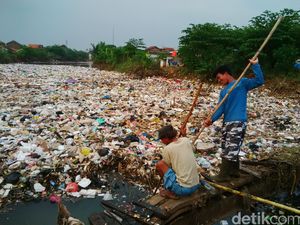 Tumpukan Sampah di Cijagra Selalu Muncul Jika Bandung Selatan Banjir