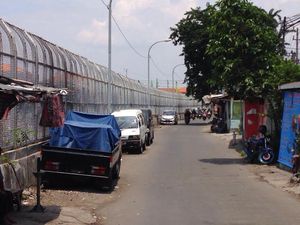 Tak Hanya Pakai Pagar, Surabaya Kerahkan Satpol PP Awasi Warga Pembuang Sampah di Sungai Tak Hanya Pakai Pagar, Surabaya Kerahkan Satpol PP Awasi Warga Pembuang Sampah di Sungai