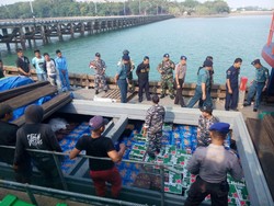 TNI AL Tangkap Dua Kapal Penyelundup Miras dan Sembako dari Singapura