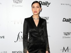 Bella Hadid Terima Penghargaan Model of the Year 2016