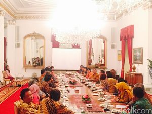 Jokowi Bahas Ekonomi Bersama Para Ahli di Istana