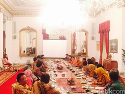 Jokowi Bahas Ekonomi Bersama Para Ahli di Istana