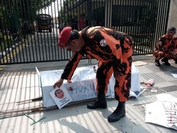 Massa Berseragam PP Terus Demo Kejati Jatim, Ngotot La Nyalla Tak Bersalah