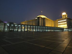 Istiqlal, Upaya Suap dan Korupsi
