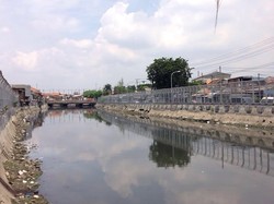 Surabaya Top, Pagar Tinggi Dibangun di Bantaran Sungai Cegah Warga Buang Sampah