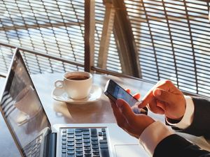 Apple Masih Berusaha Akuisisi Bisnis Modem Intel