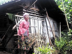 Kisah Mak Ikah yang Tinggal di Bekas Kandang Kambing Miliknya di Sukabumi