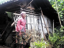 Kisah Mak Ikah yang Tinggal di Bekas Kandang Kambing Miliknya di Sukabumi