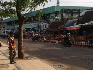 Cegah Aksi Pedagang Liar, Satpol PP Blokir Pintu Masuk Pasar Keputran