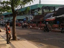 Cegah Aksi Pedagang Liar, Satpol PP Blokir Pintu Masuk Pasar Keputran