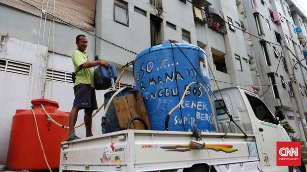 Pedagang air mengisi air ke dalam tangki air warga di rumah susun Muara Baru Penjaringan, Jakarta Utara, Senin, 21 Maret 2016.