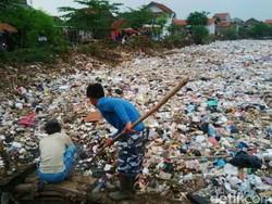 Jorok, 800 Ribu Ton Sampah Kotori Sungai Citarum Setiap Tahun