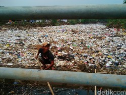 Jangan Buang Sampah di Sungai, Ini Risiko Kesehatan yang Mengintai