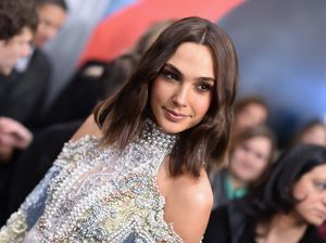 Aksi Wonder Woman Bergaun Balmain di Karpet Merah Batman v. Superman Aksi Wonder Woman Bergaun Balmain di Karpet Merah Batman v. Superman