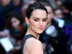 Daisy Ridley Pakai Masker Kunyit untuk Cegah Jerawat
