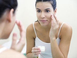 Cara Pakai Krim Mata yang Tepat Agar Mata Tak Cepat Keriput Cara Pakai Krim Mata yang Tepat Agar Mata Tak Cepat Keriput